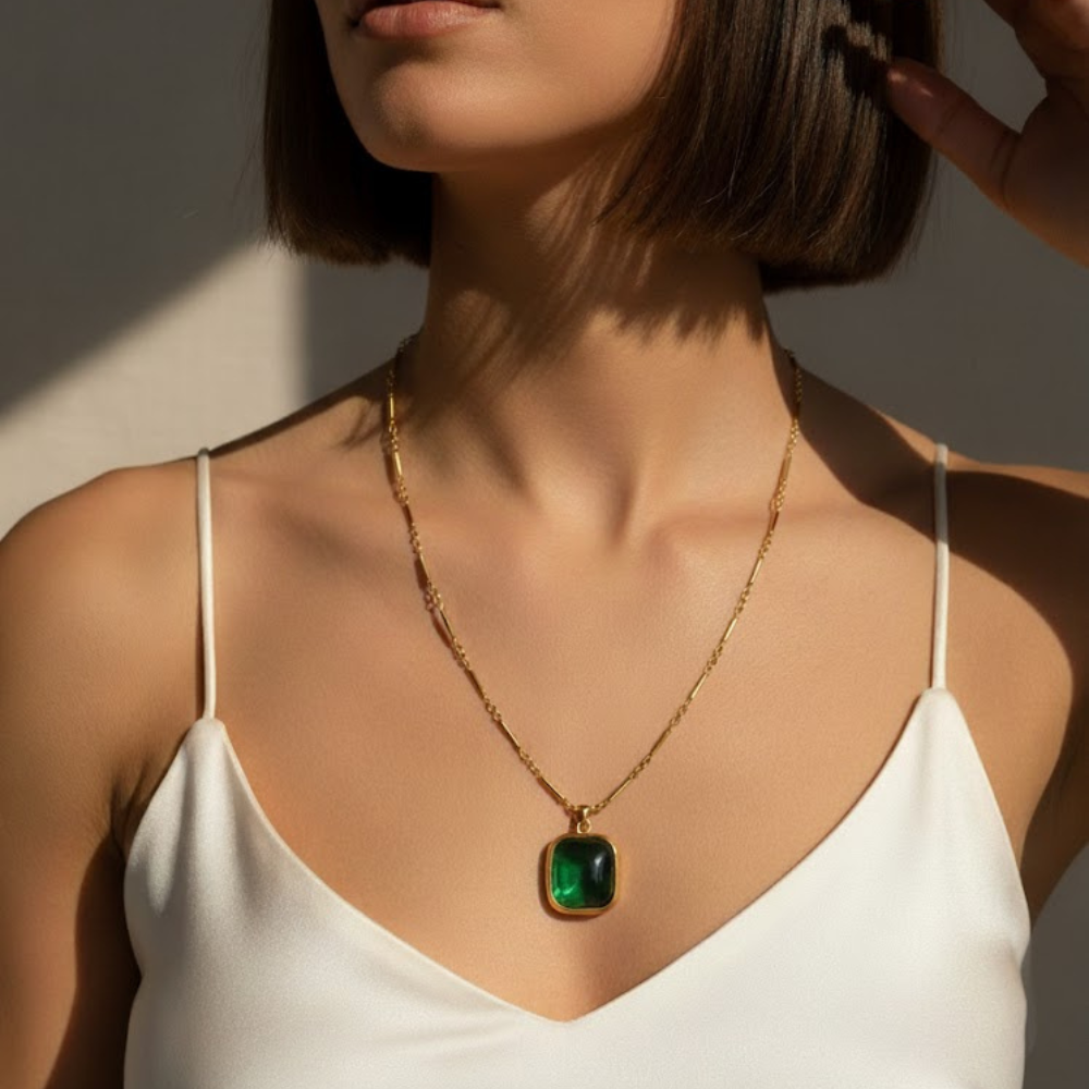 Elegant Green Stone Gold Chain Necklace - Image 2