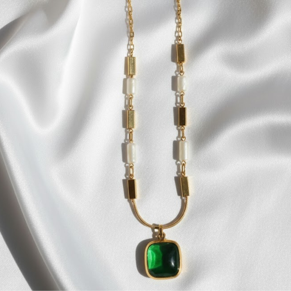 Elegant Green Stone Gold Chain Necklace - Image 4